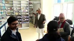 स्वास्थ्यमन्त्रीद्वारा वीर अस्पतालको अनुगमन: अस्पतालमै पाइने औषधीहरू फार्मेसीमा किन्न पठाइयो’